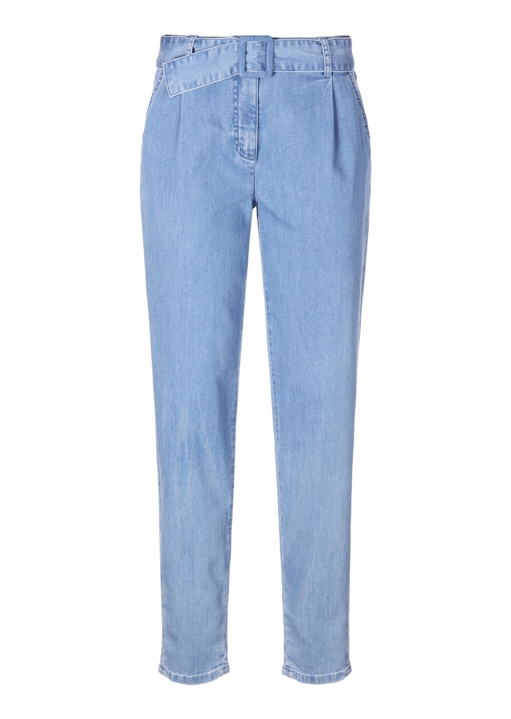 Carrot shape jeans with front pleats 5