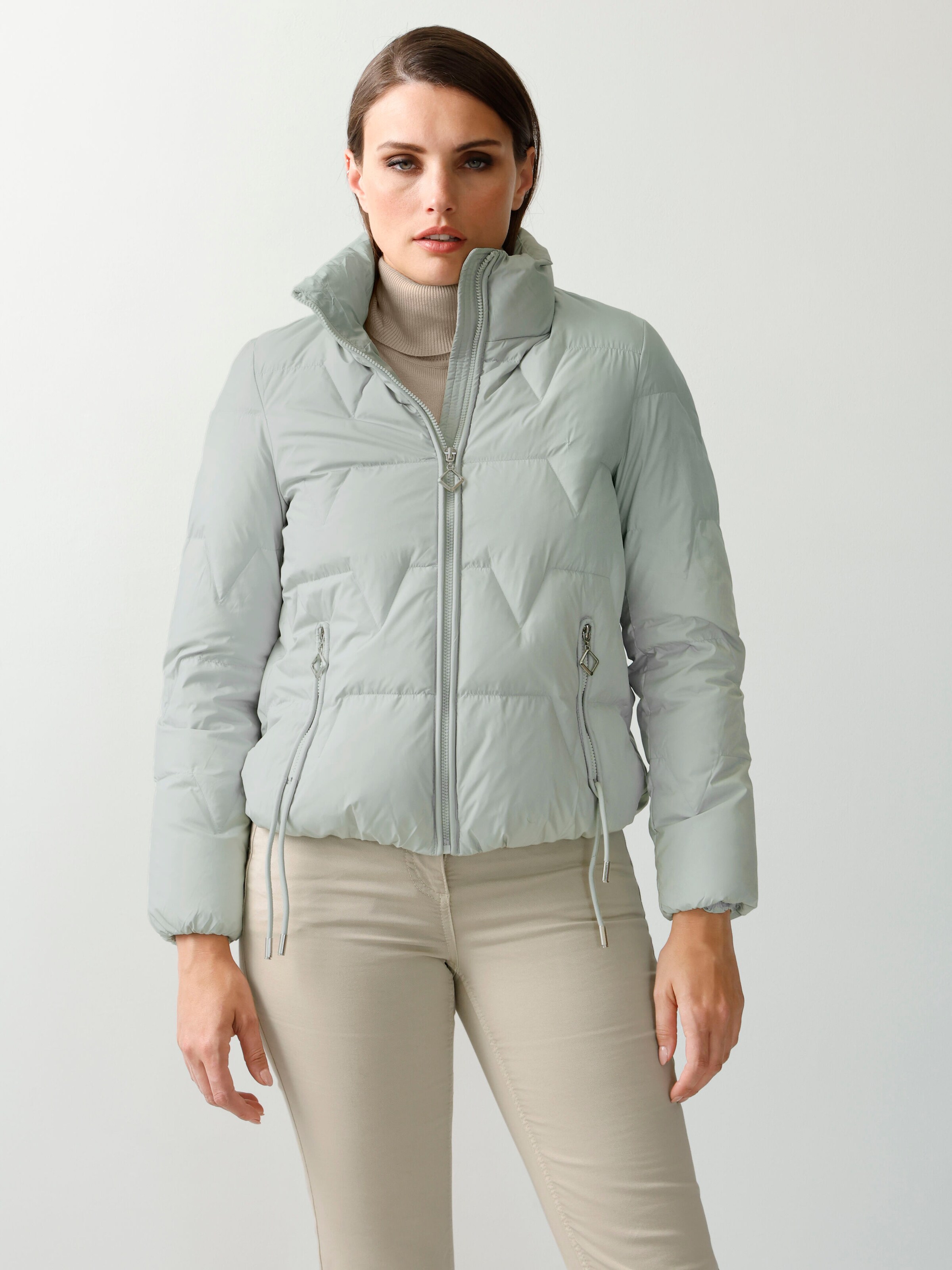 Kurze Daunensteppjacke mit Zierbändern