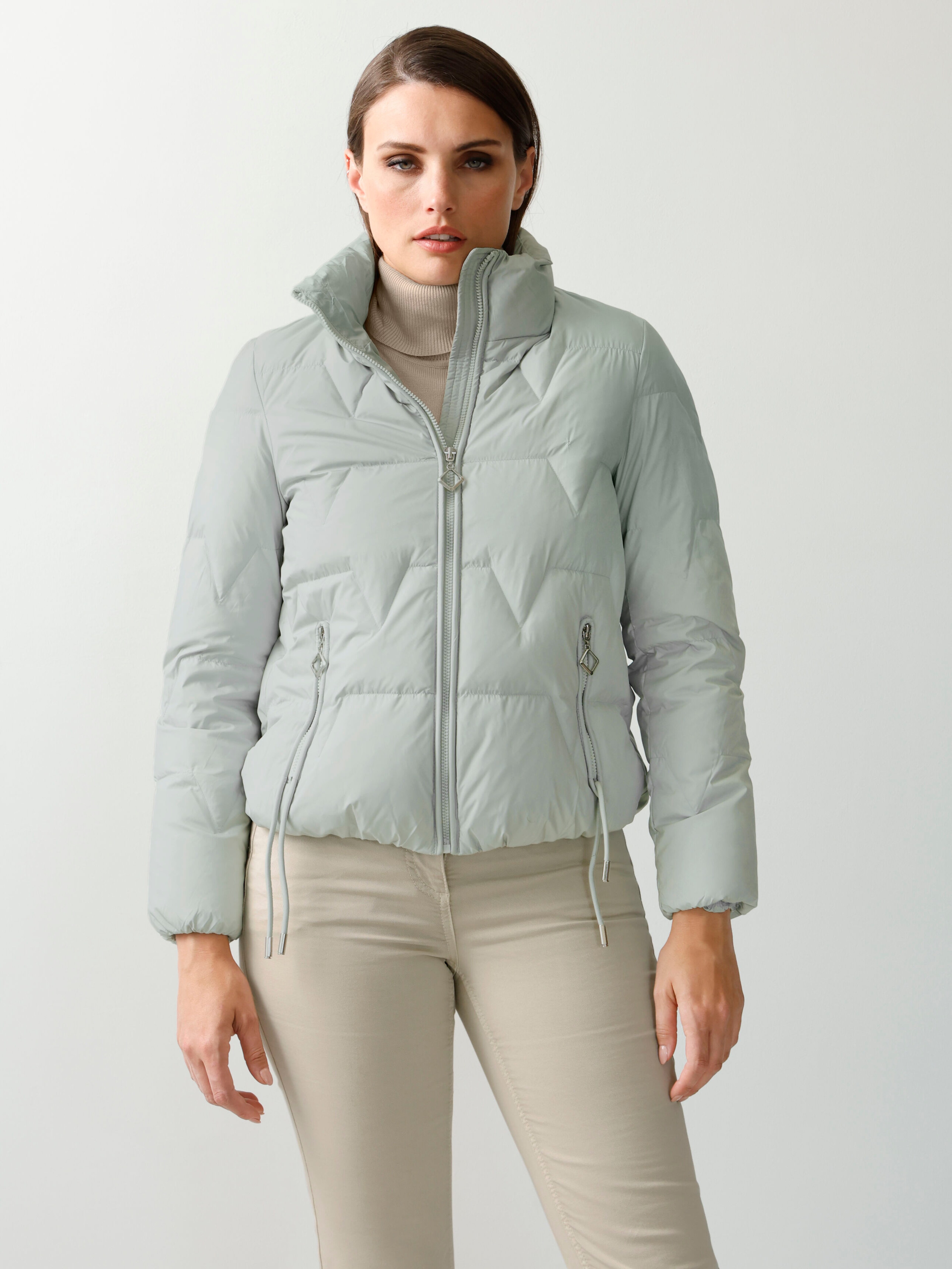 Kurze Daunensteppjacke mit Zierbändern