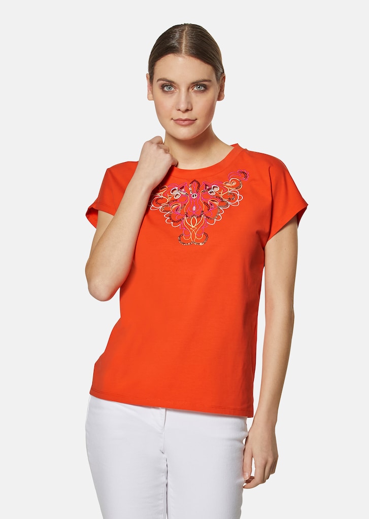 Short-sleeved shirt with sequin embroidery