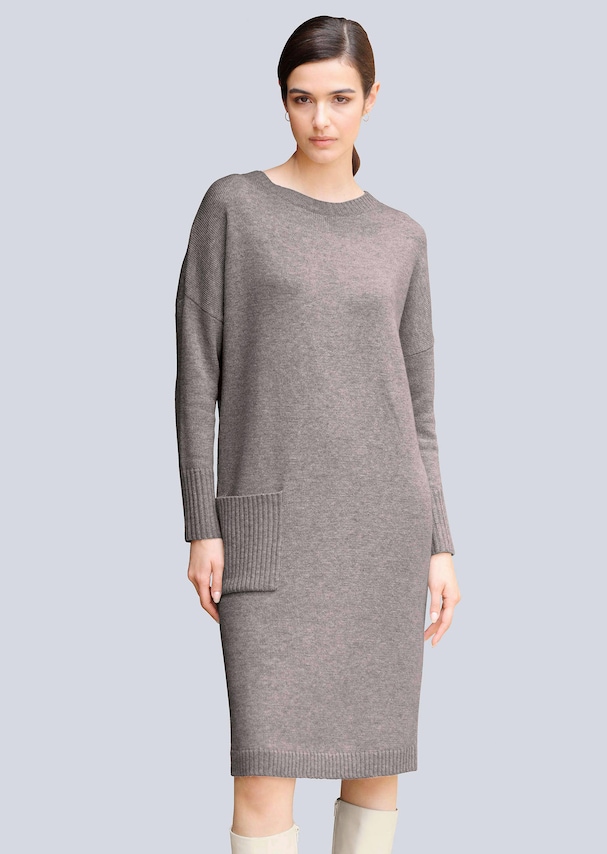 Strickkleid mit aufgesetzter Tasche 1