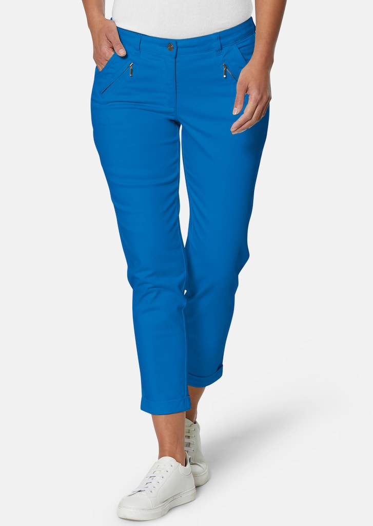 Cropped trousers in a casual chino style