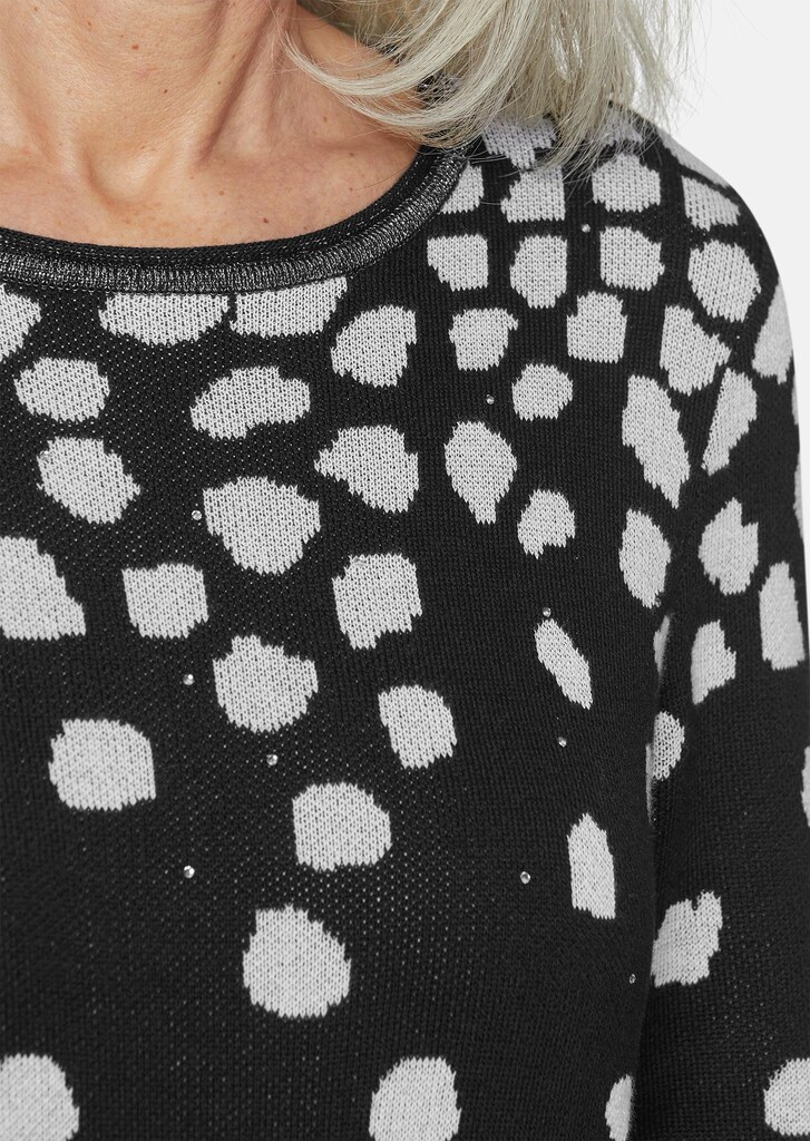 Apartes Strickkleid mit Glanzgarnakzenten