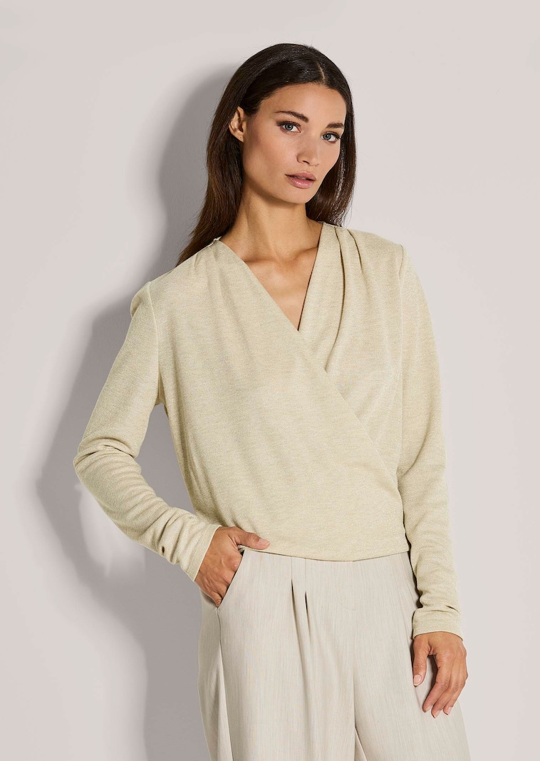 Glanzvolles Shirt im Wickel-Look