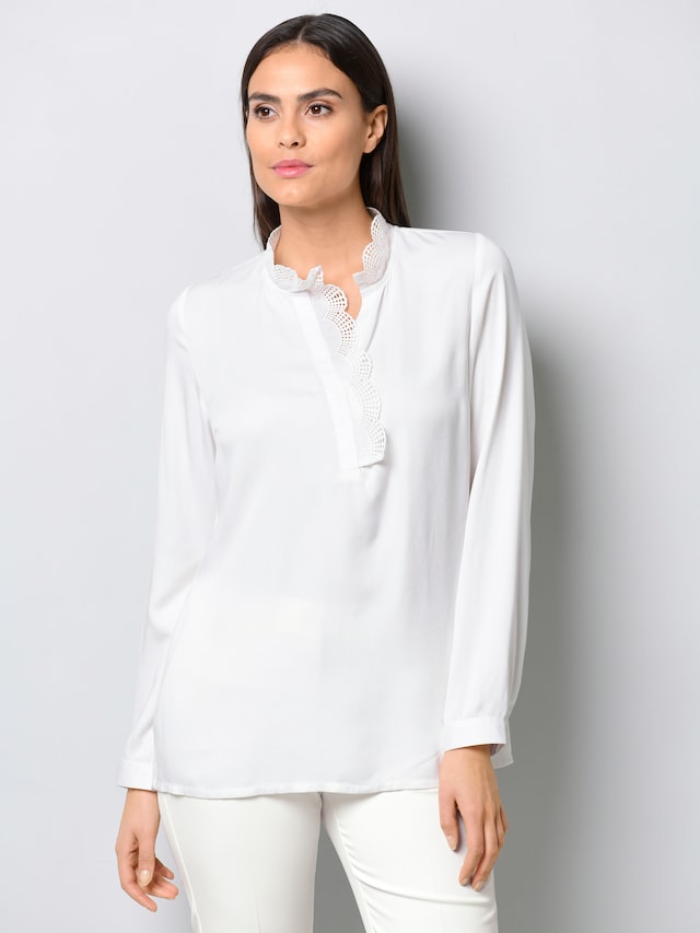 Bluse mit einer Spitzenborte am Ausschnitt
