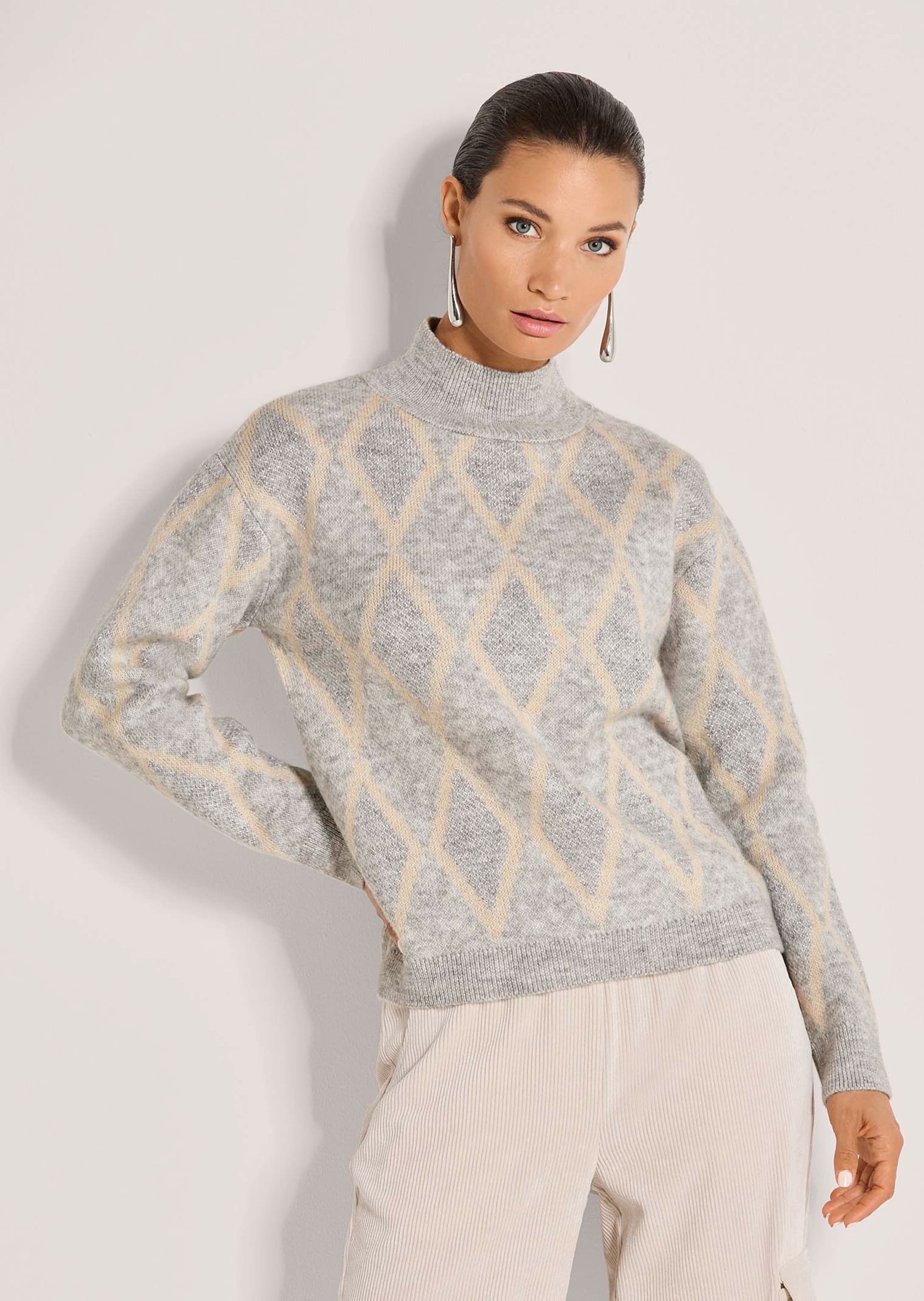 Glitzernder Pullover mit Rauten-Muster