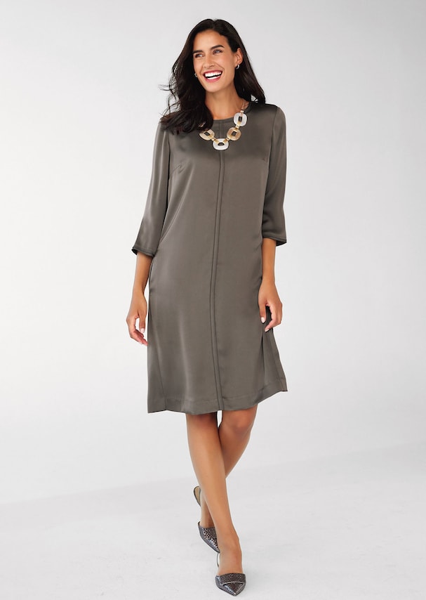 Figure-flattering satin dress with 3/4 sleeves