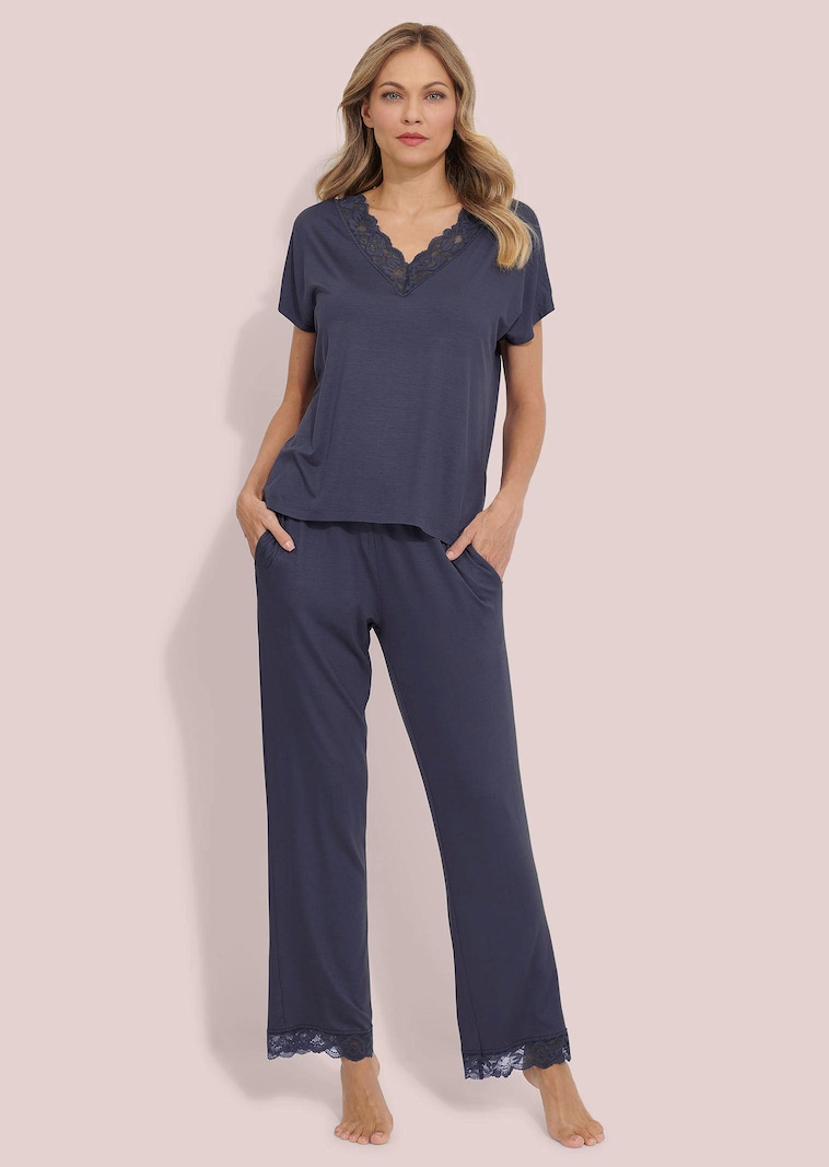 Pyjama mit feiner Spitzenborte