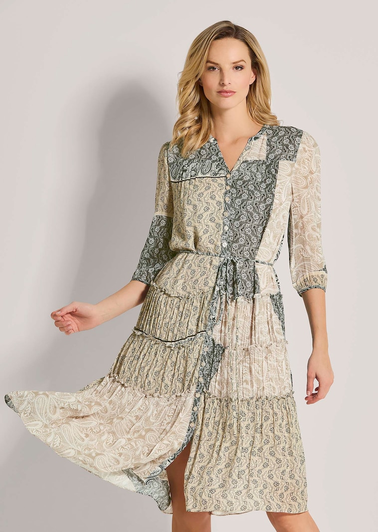 Kragenloses Sommerkleid, durchgehend geknöpft