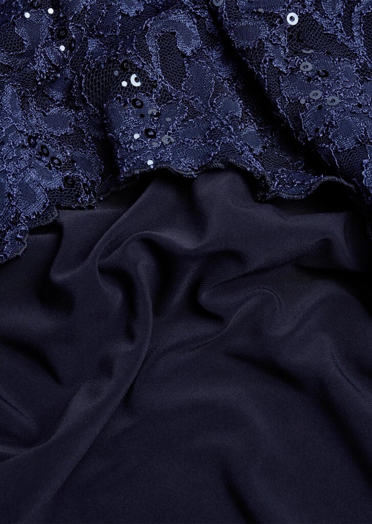 Kleid mit feinem Spitzenüberwurf