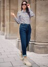 Kurze Boxy-Bluse mit Millefleurs-Print thumbnail 6