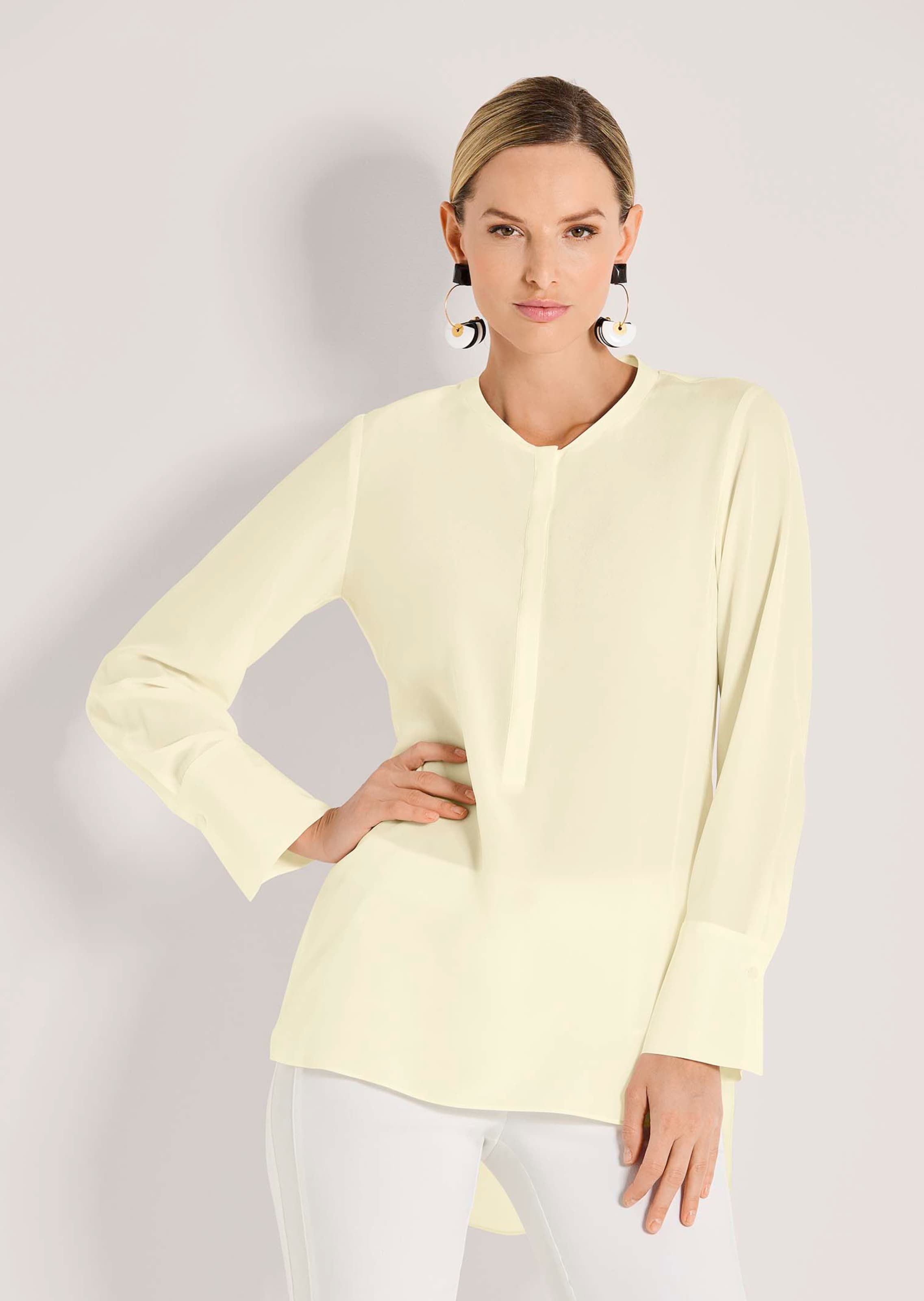 Lange Seidenbluse in kragenloser Form