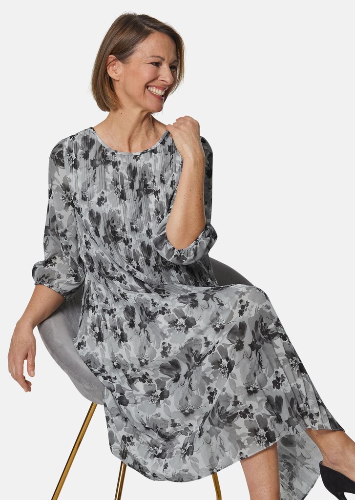Näyttävästi pliseerattu mekko