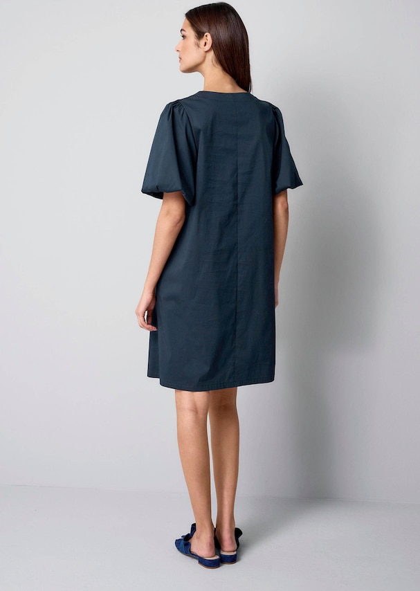 Kleid mit V-Ausschnitt 2