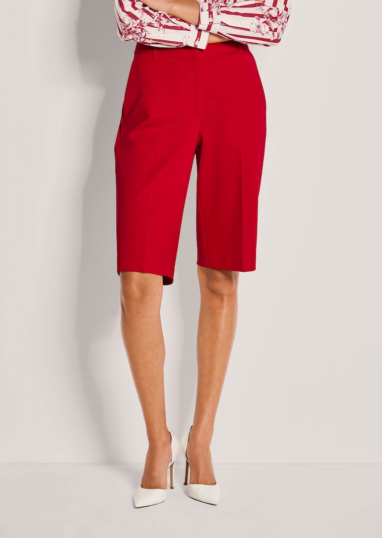Elegant jersey Bermuda shorts with stretch