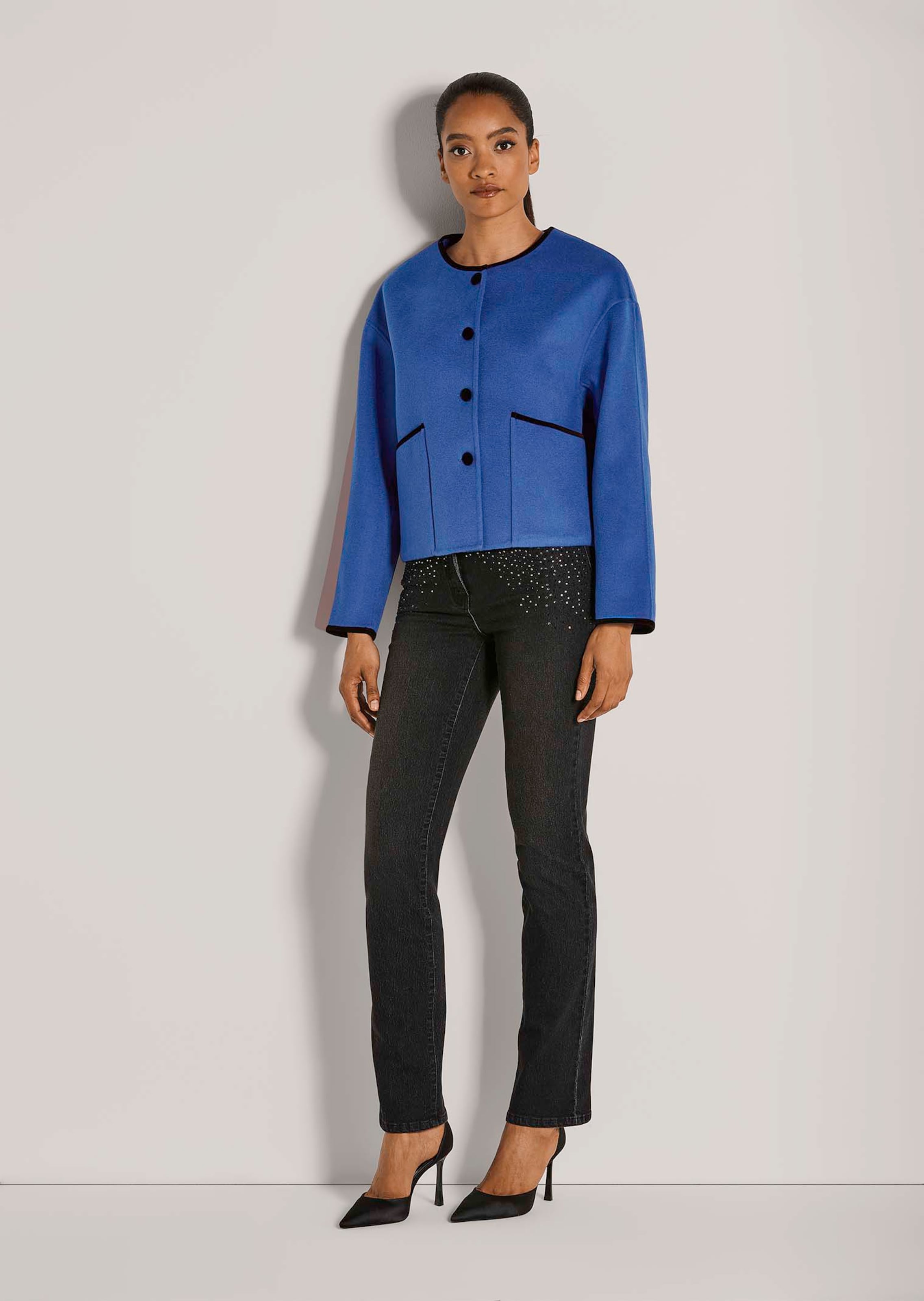 Jacke mit modischen Akzenten in royalblau / schwarz | MADELEINE Mode