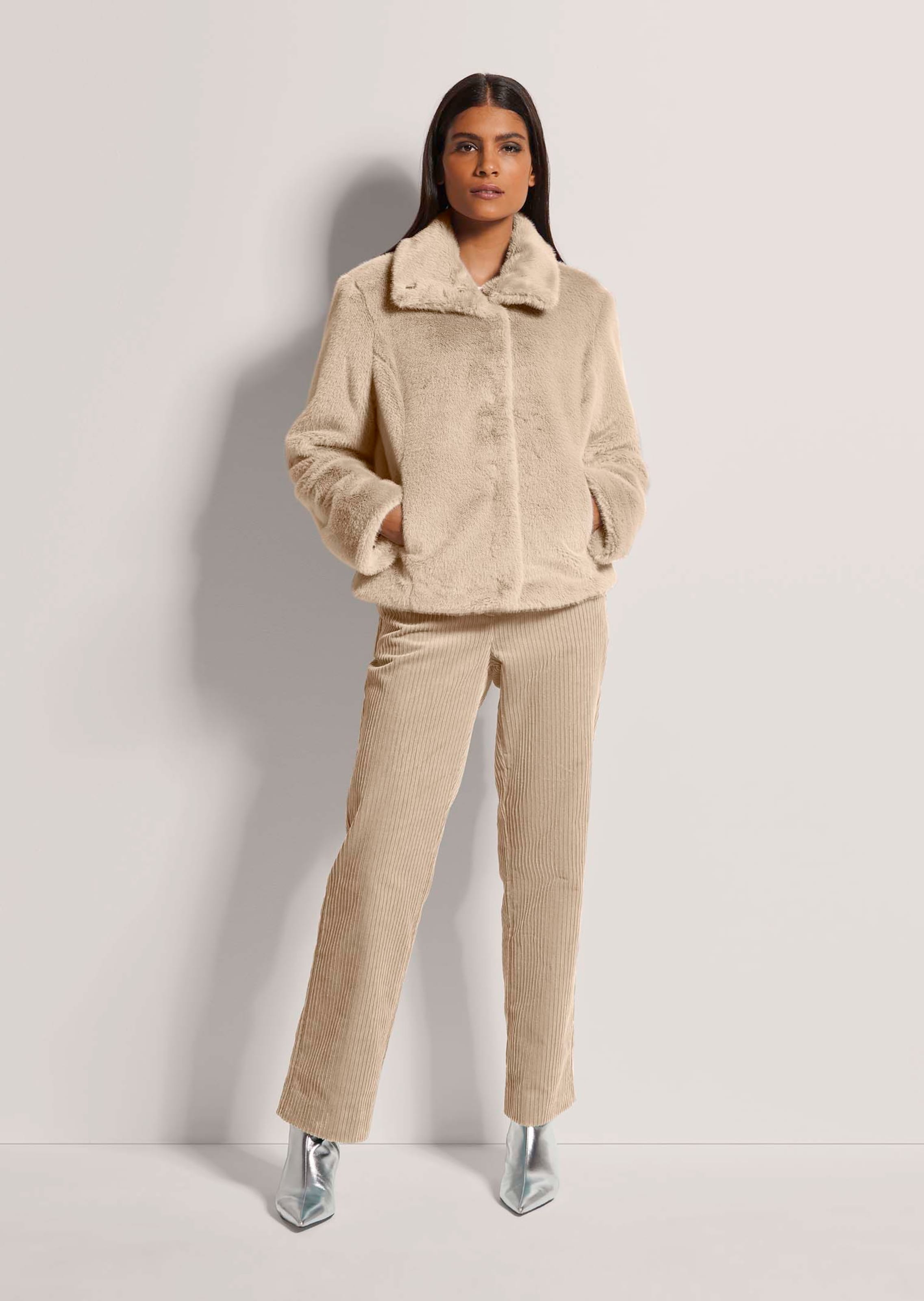 Trendy short faux fur jacket in beige | MADELEINE Fashion