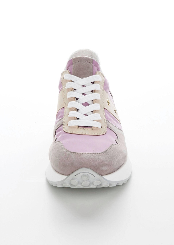 Sneaker mit modernem Materialmix 2