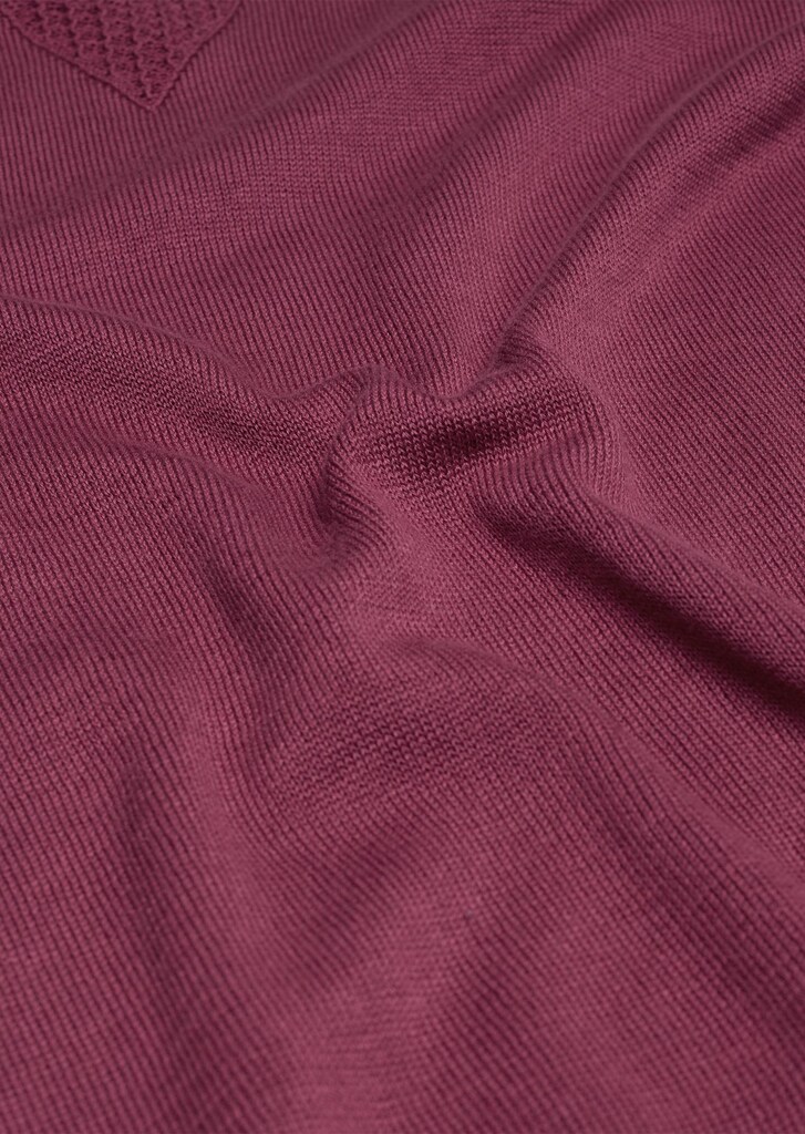 Sommerlicher Strickpullover mit Ajourmuster