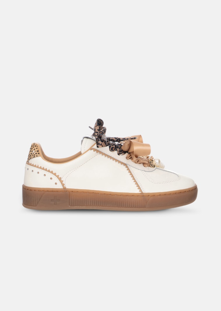 Sneakers avec deux types de lacets