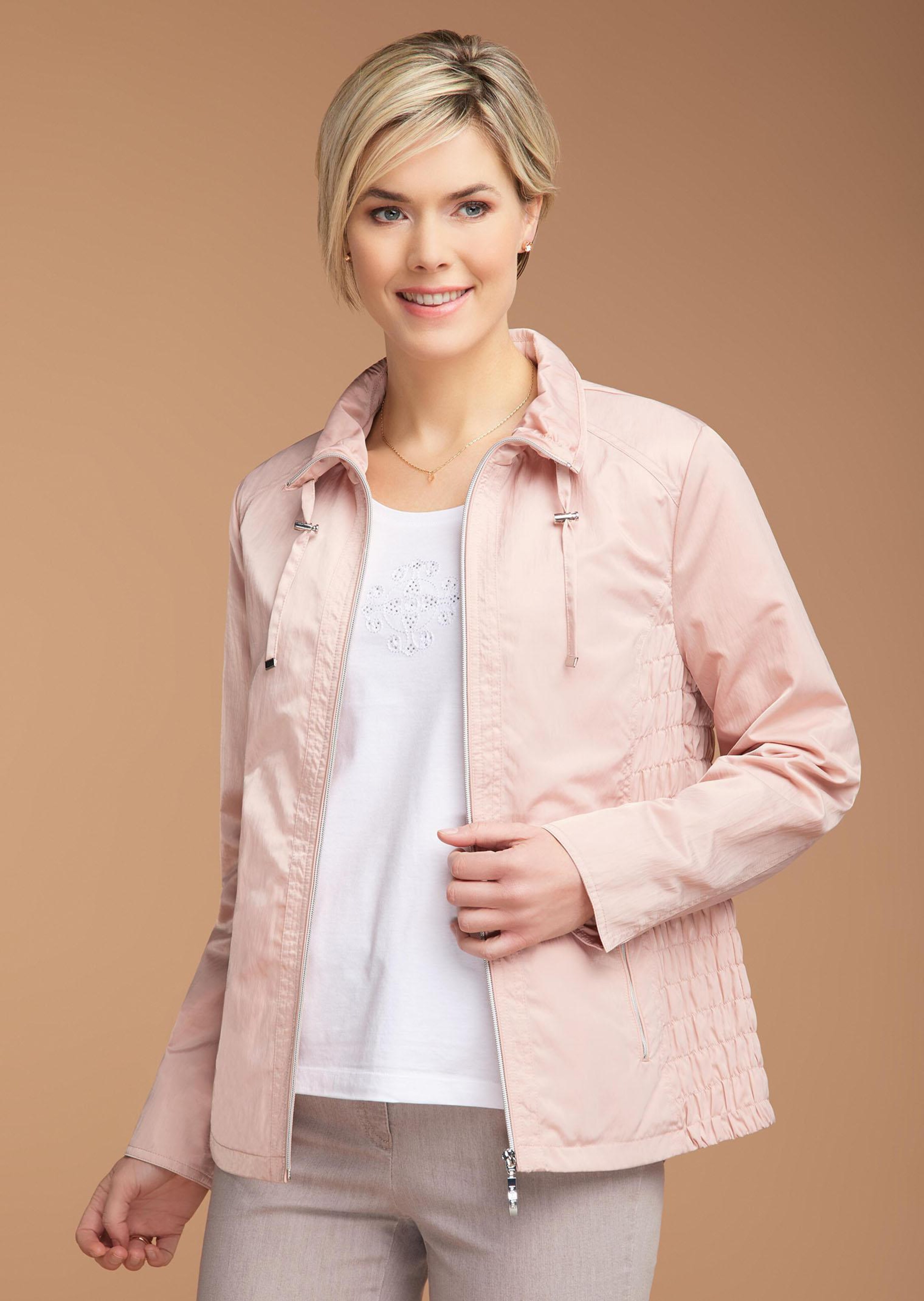 Leichte Jacke mit dekorativen Raffungen