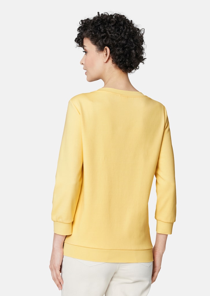 Sweatshirt with 3/4-length sleeves. 2