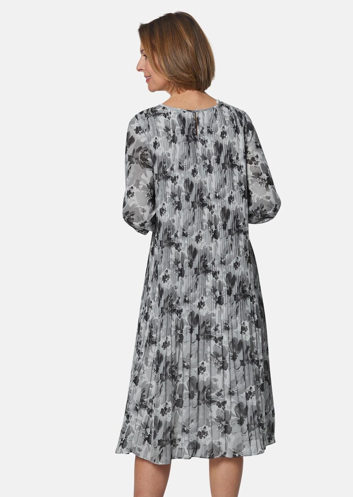 Näyttävästi pliseerattu mekko