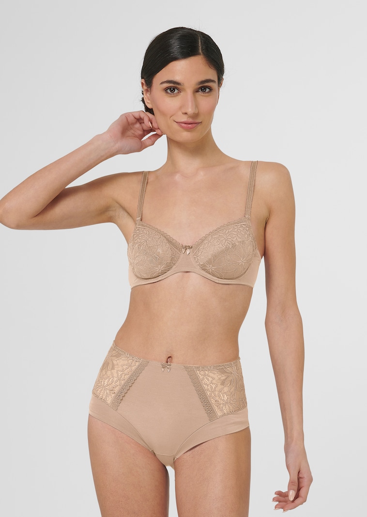 Underwired bra made from elasticated lace