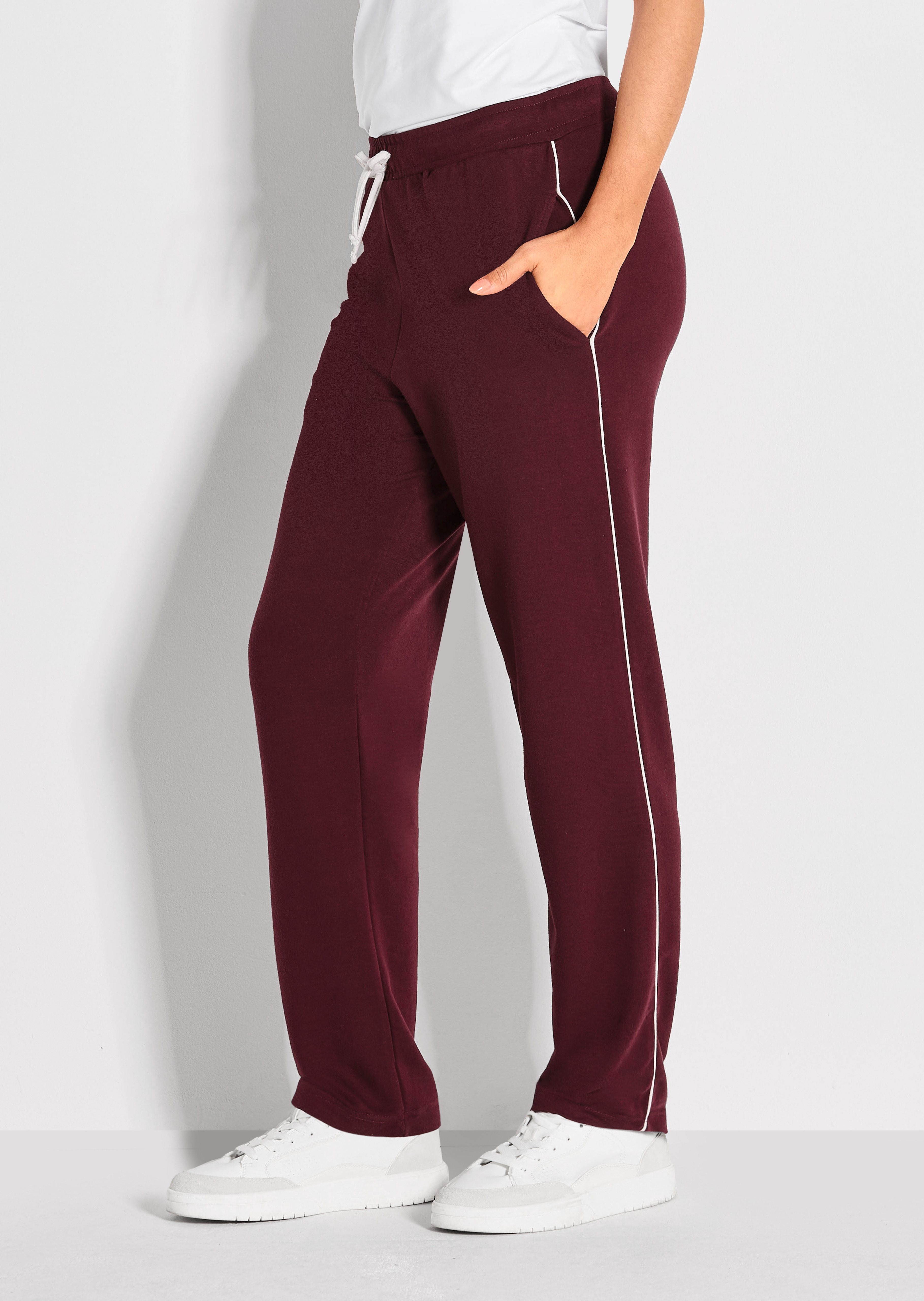 Casual trousers with contrast piping