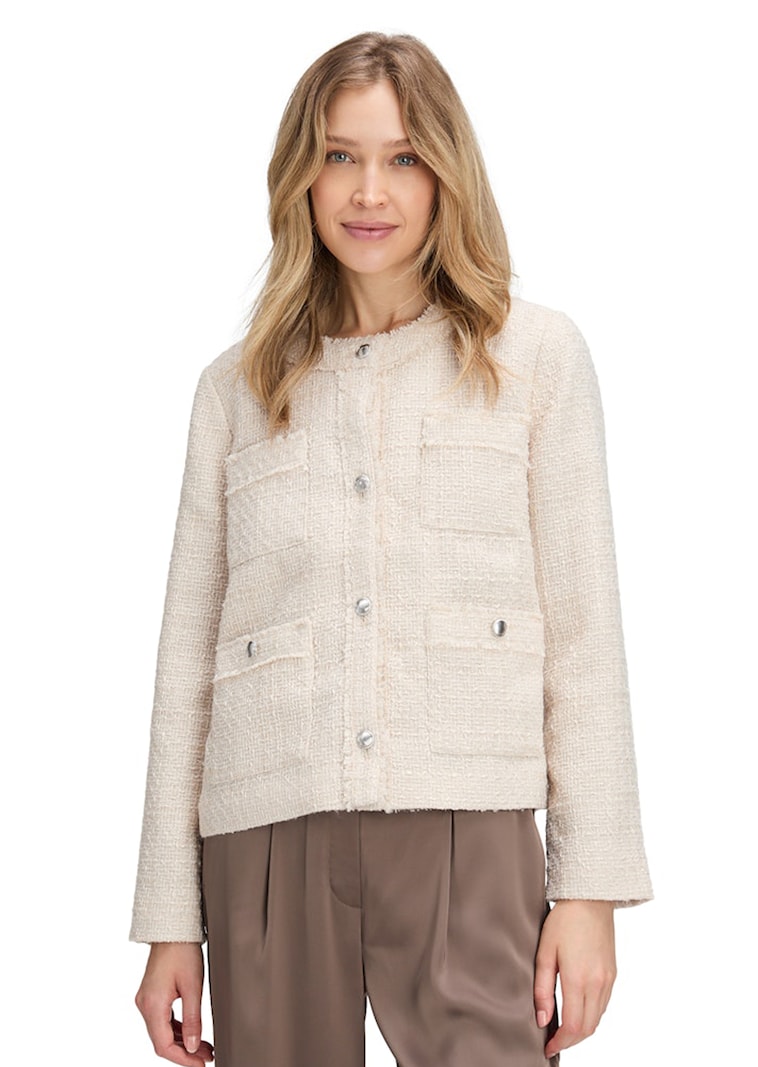 Tyylikäs buklee-takki ripsureunoilla