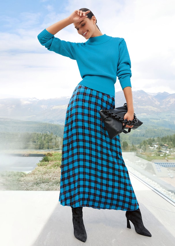 Long pleated skirt in a trendy checked design