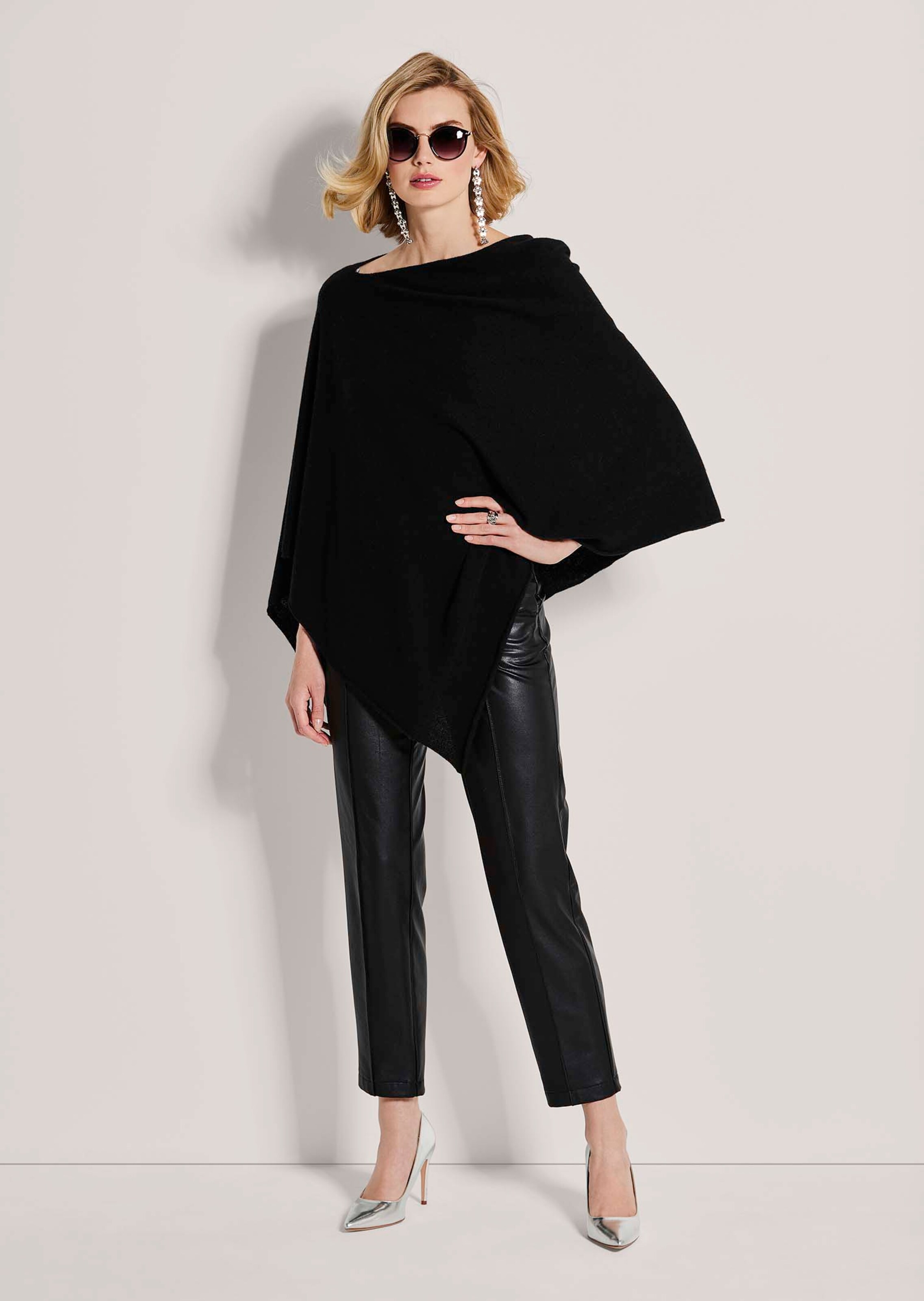 Cashmere poncho in black | MADELEINE Fashion Cashmere poncho in black | MADELEINE Fashion