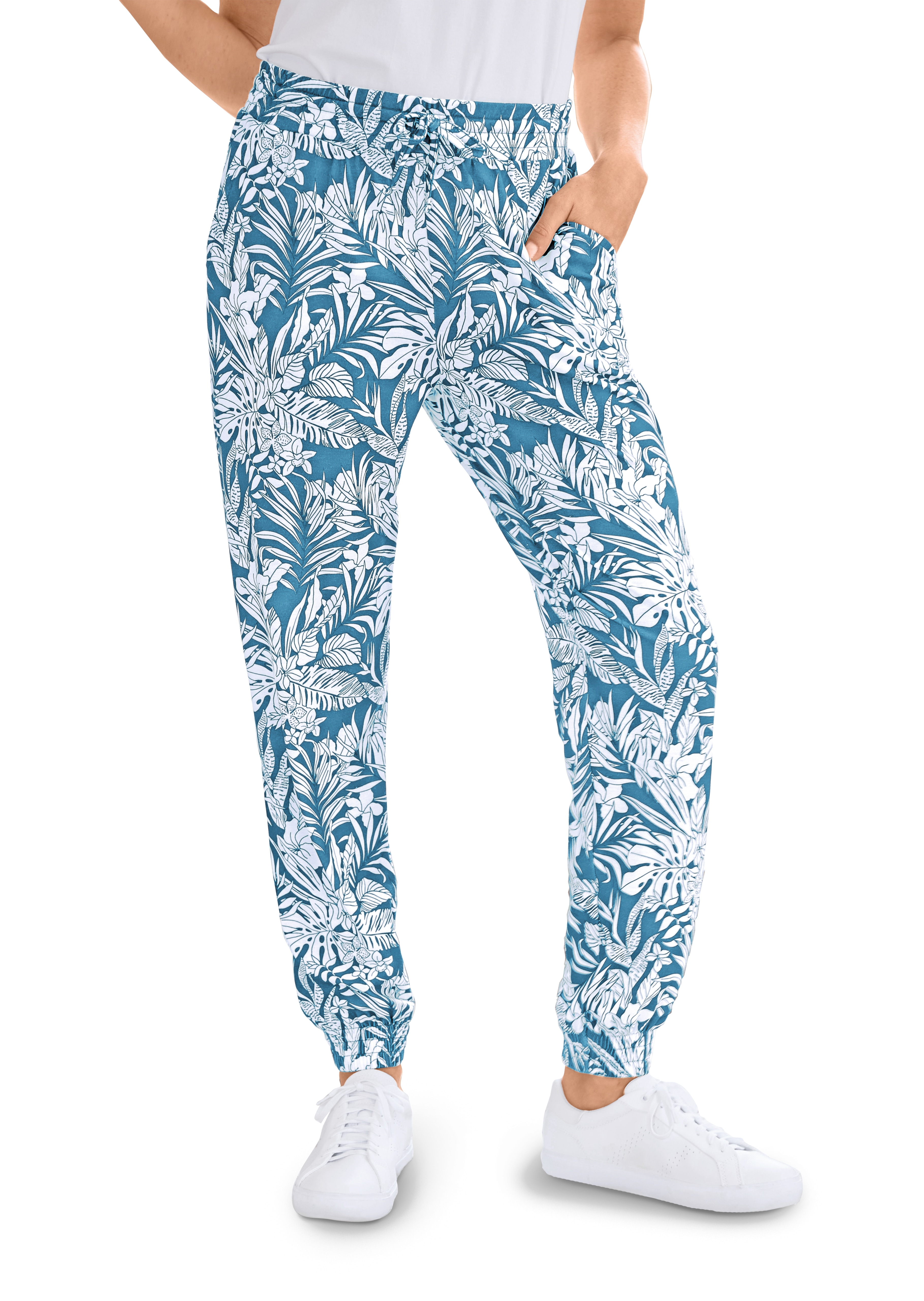 Comfortable joggers with a leaf print