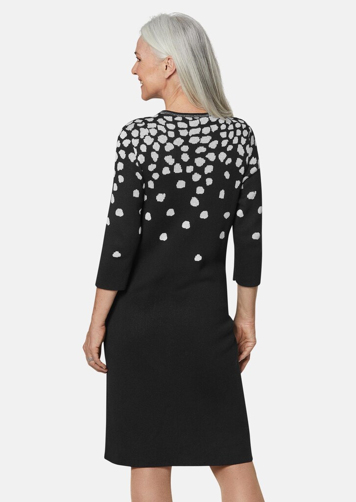 Apartes Strickkleid mit Glanzgarnakzenten