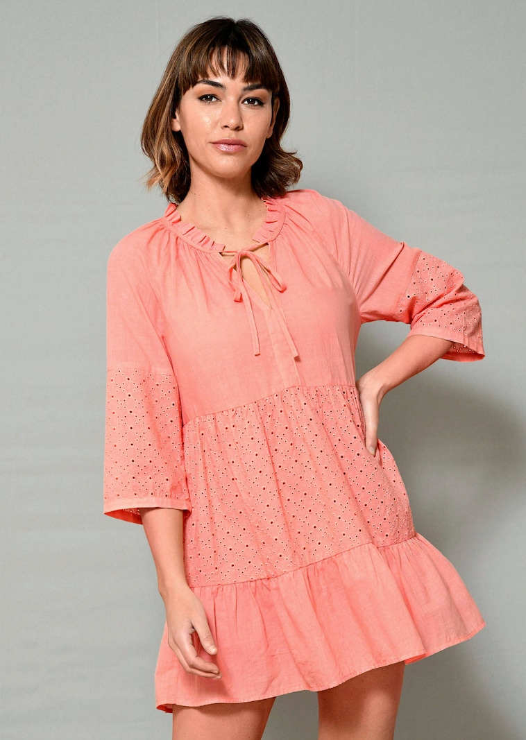 Sommerliche Tunika mit Lochstickerei