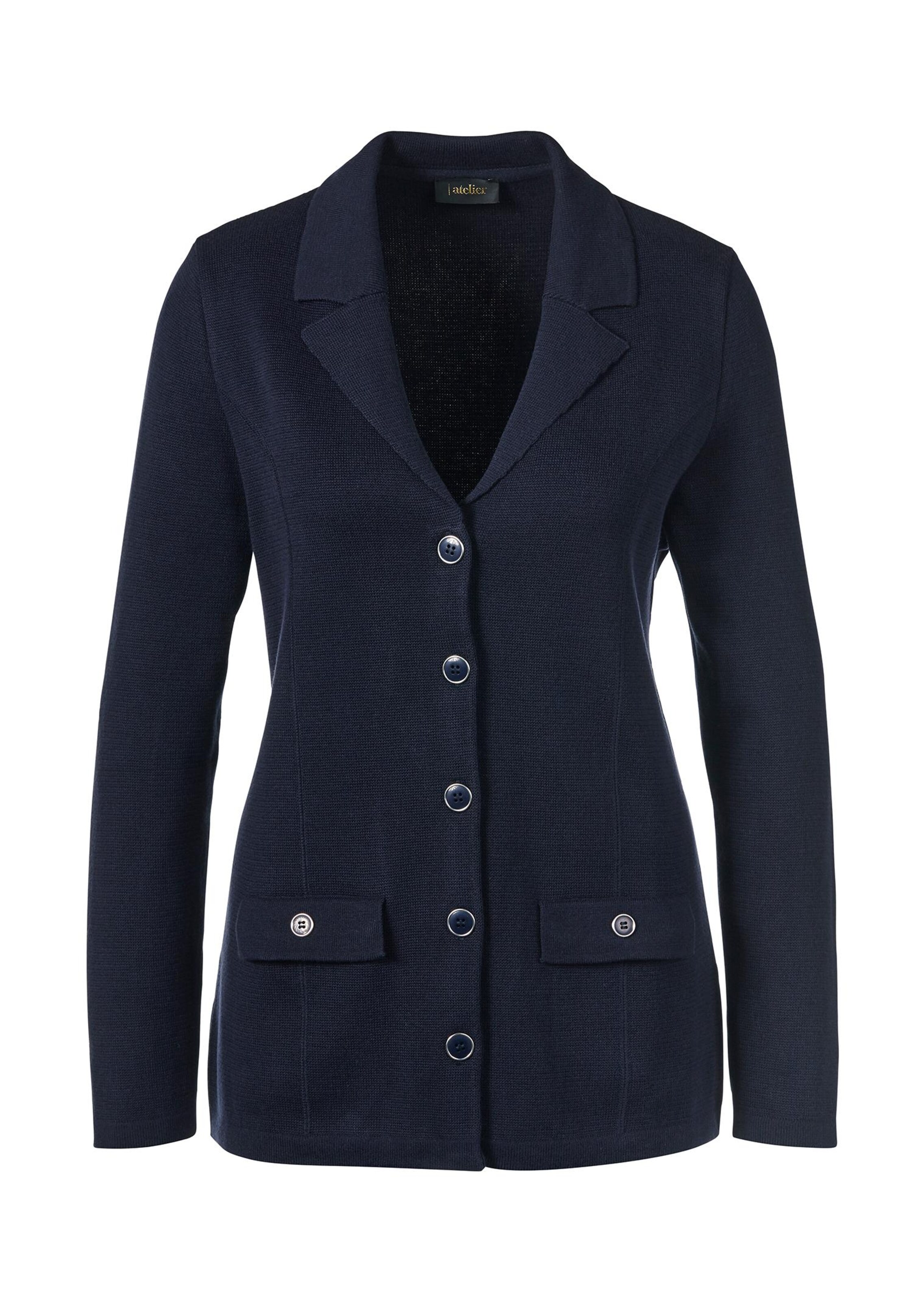 Ryhdikäs neulebleiseri, jossa somat napit ja taskut