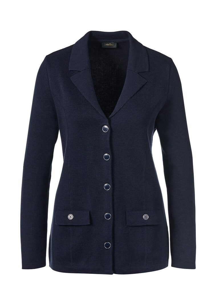 Ryhdikäs neulebleiseri, jossa somat napit ja taskut