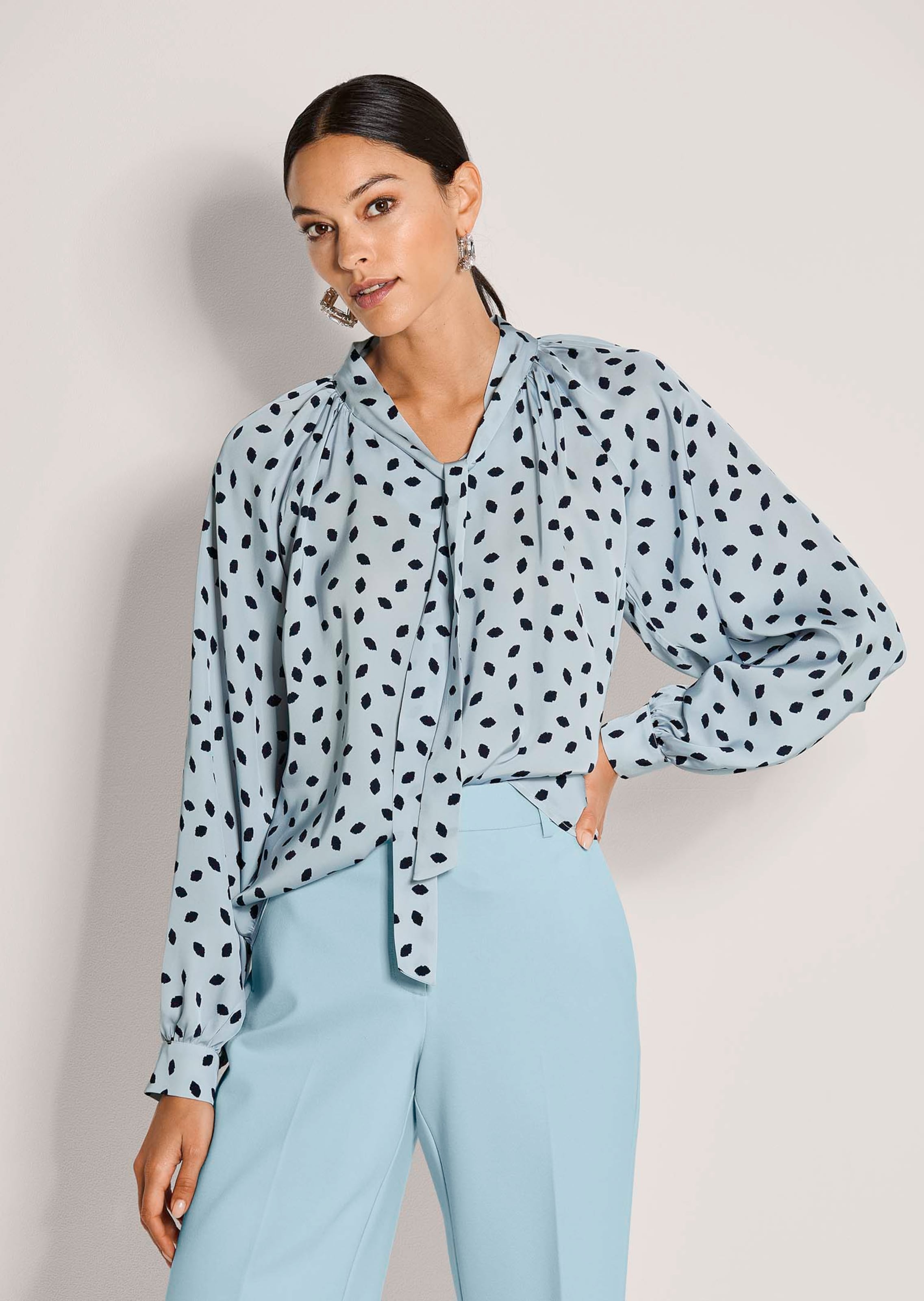 Blouse avec imprimé baiser et rubans à nouer sur l'encolure