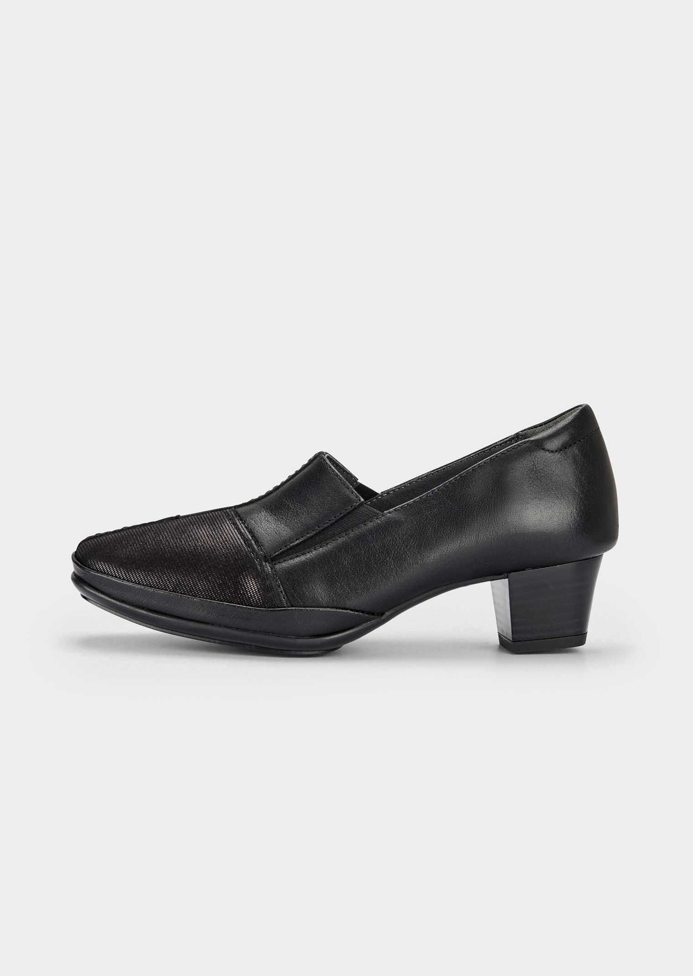 Pumps met decoratieve stiksels