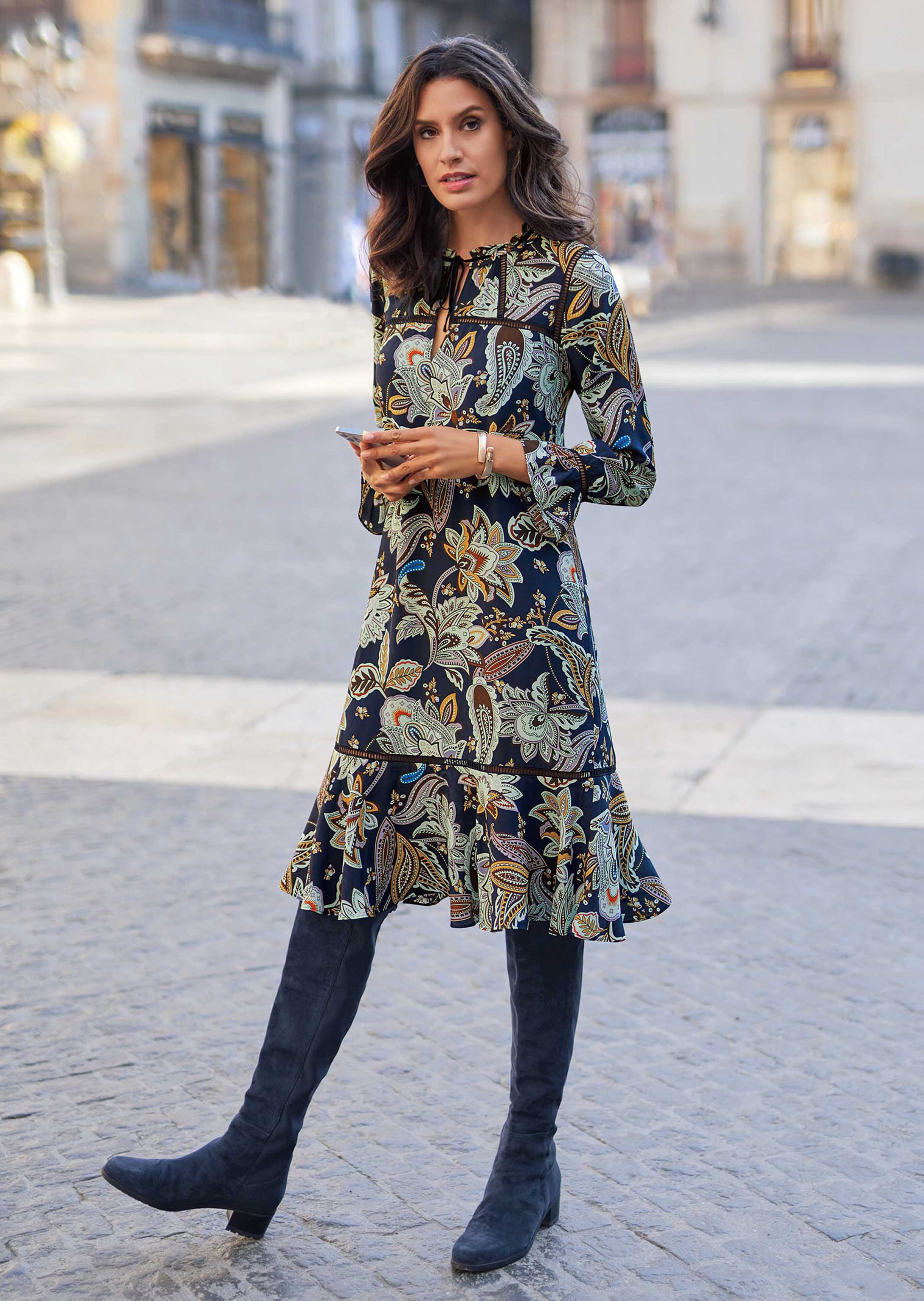 Ausgestelltes Druckkleid mit Volants