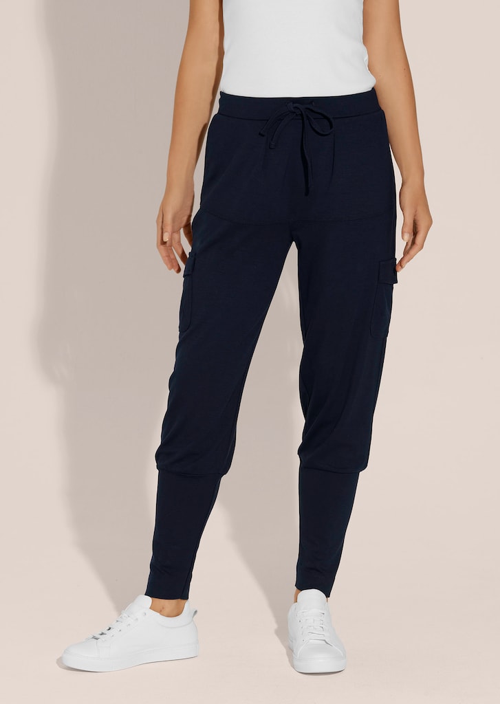Baggy-style jogging trousers