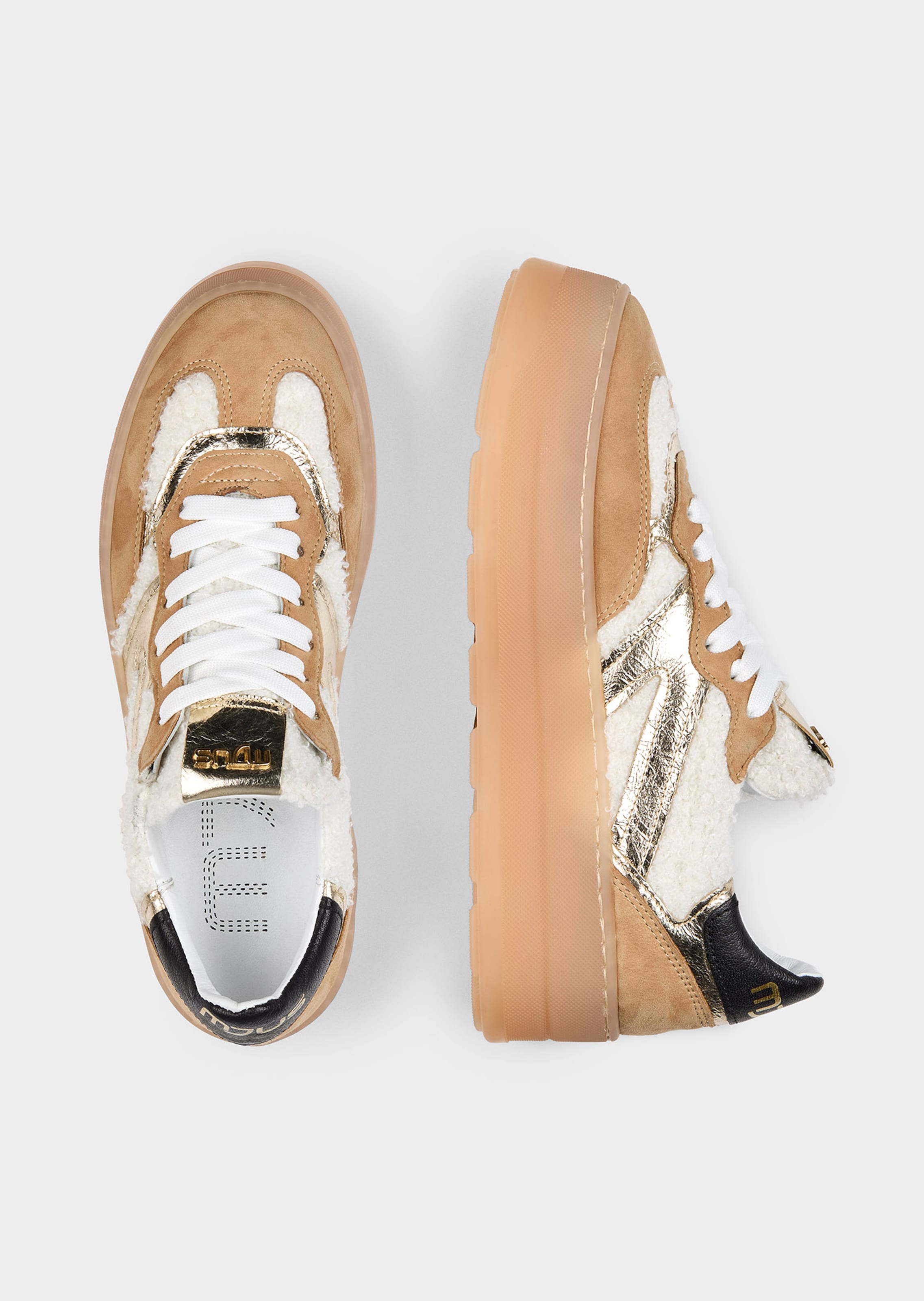 Sneaker mit Metallic- und Teddyfell-Elementen