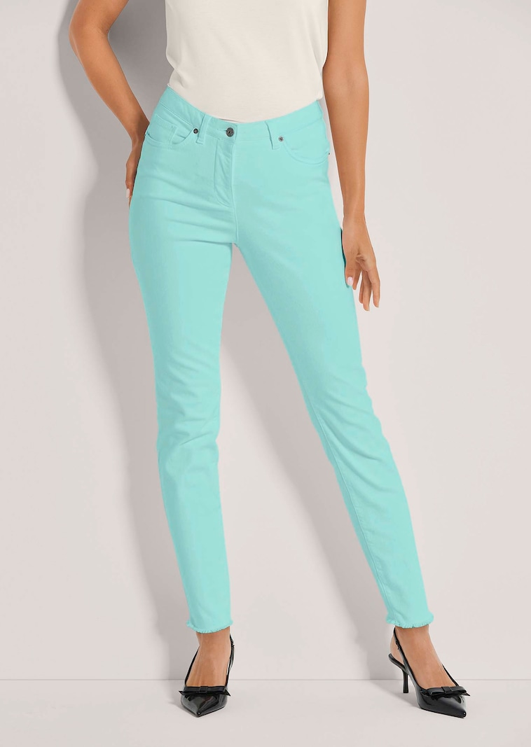 Jeans mit feinem Fransensaum
