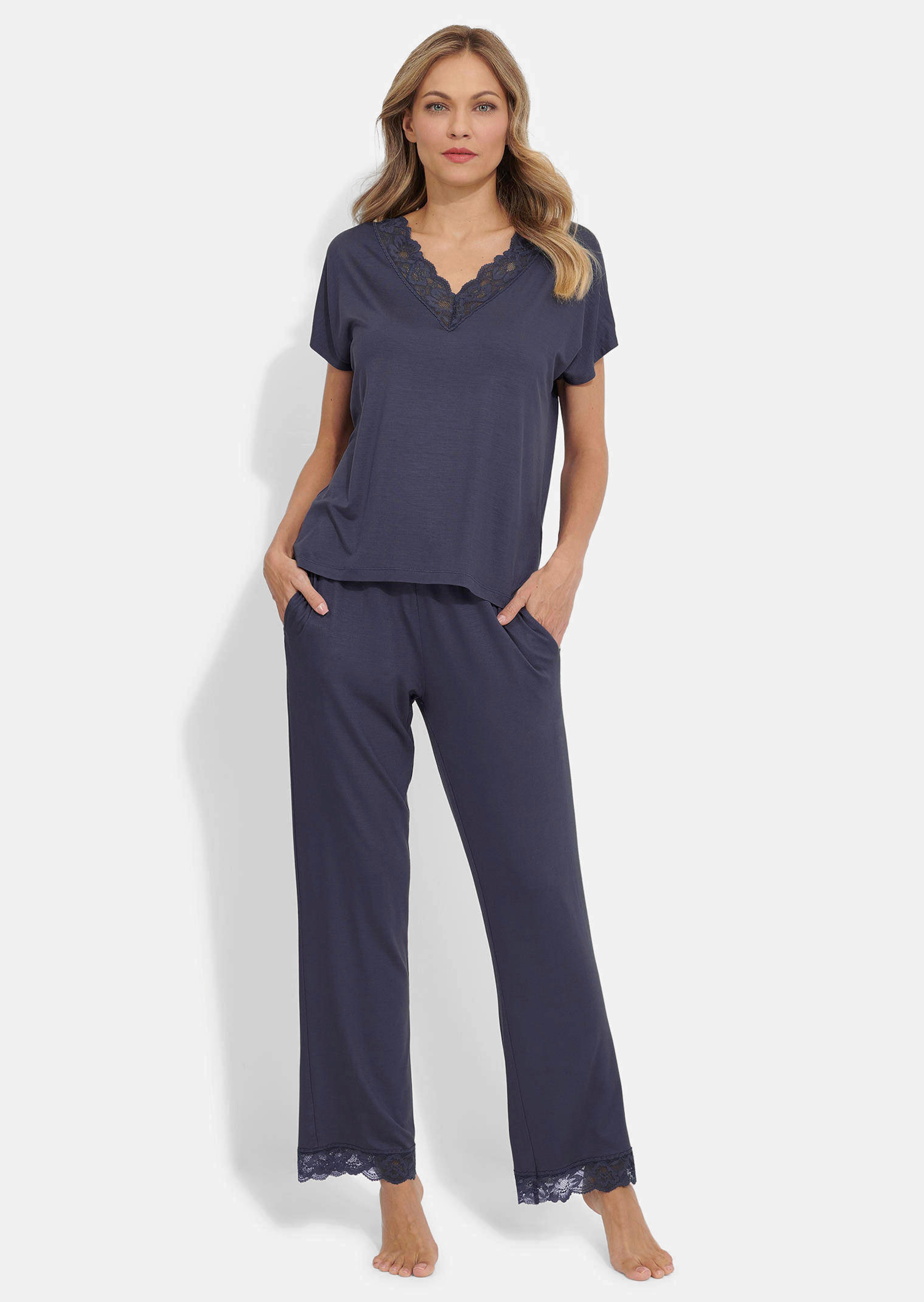 Pyjama mit feiner Spitzenborte