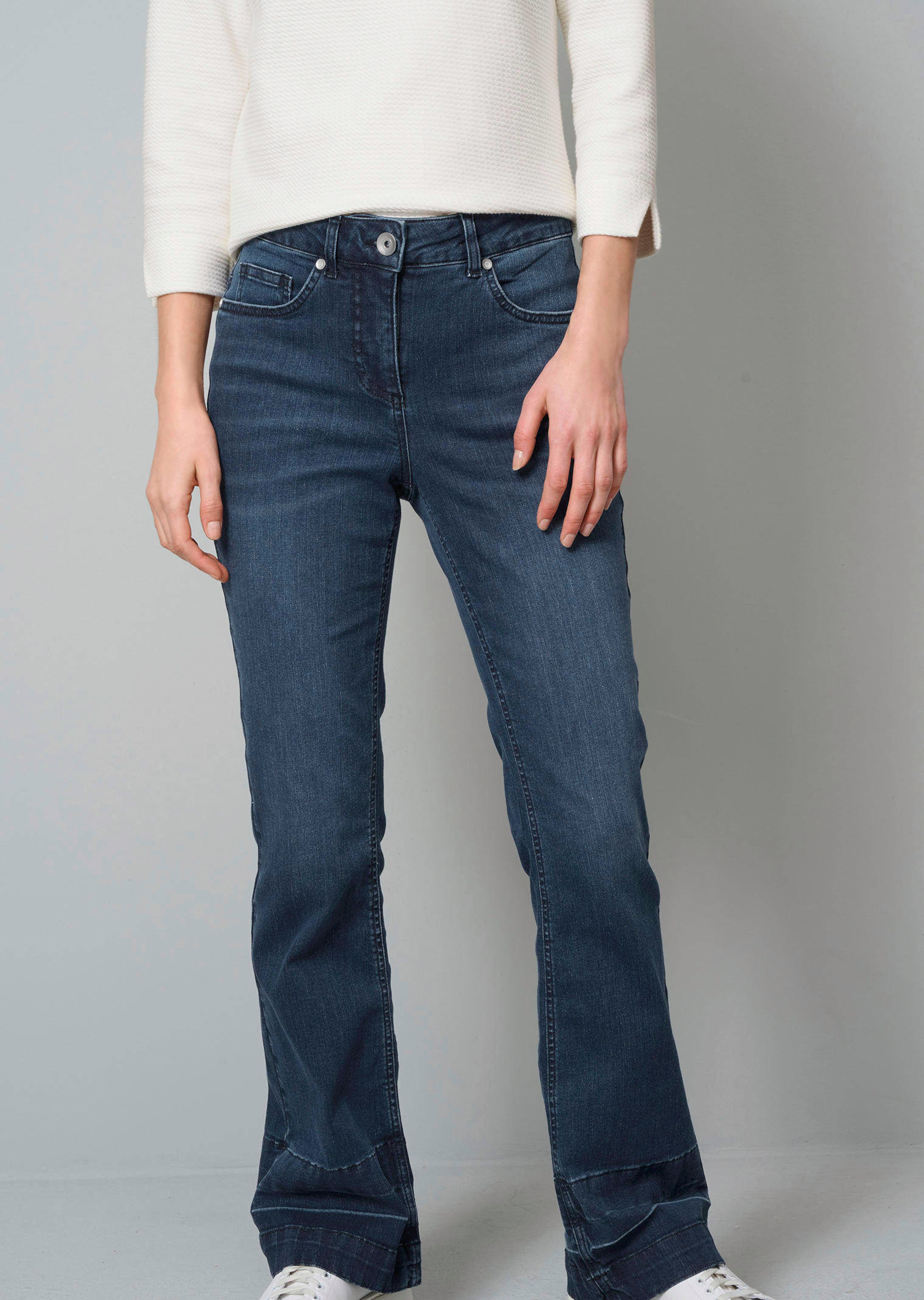 Jeans mit ausgestelltem Bein