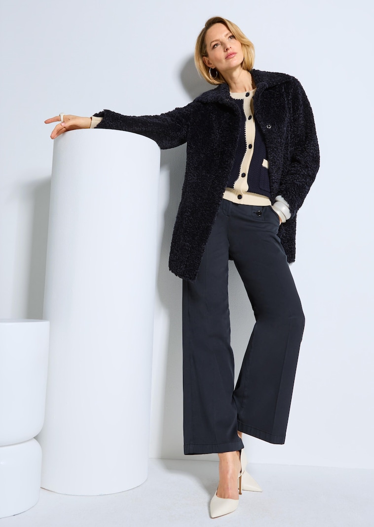 Weite Hose im Marine-Stil