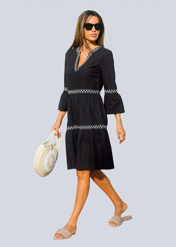 Kleid allover mit filigraner LochStückerei 1