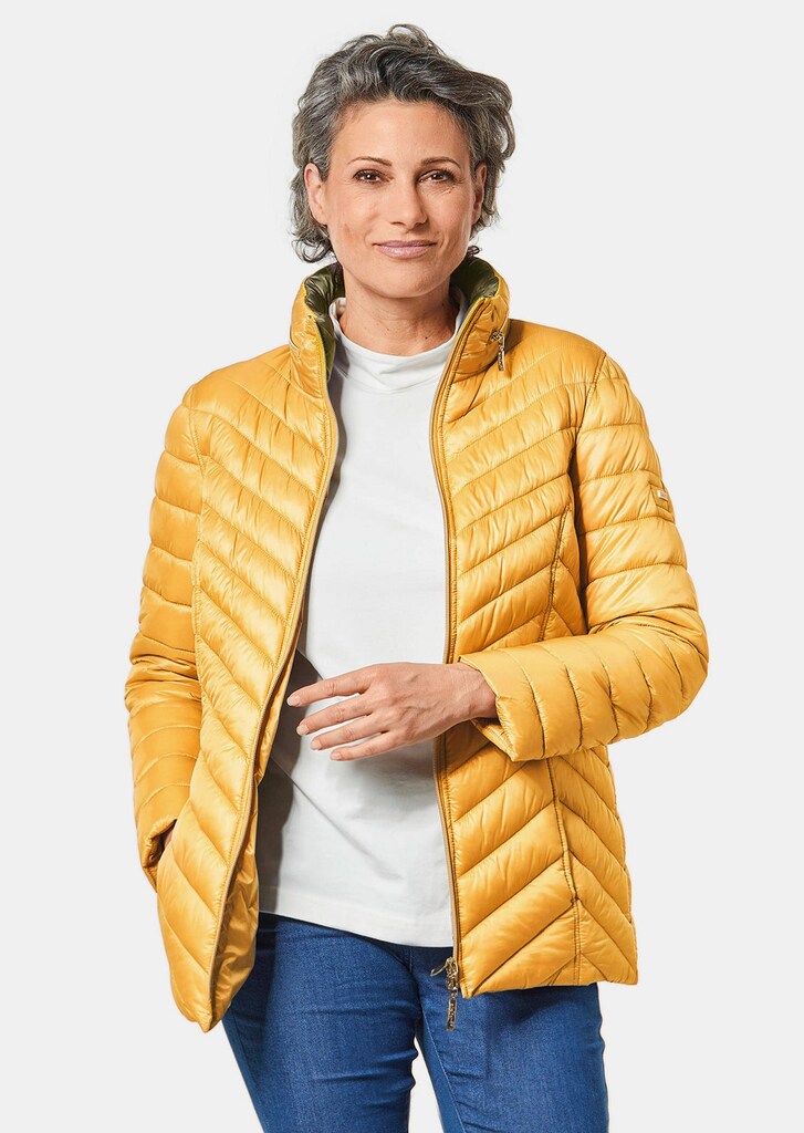 Steppjacke in figurschmeichelnder Optik