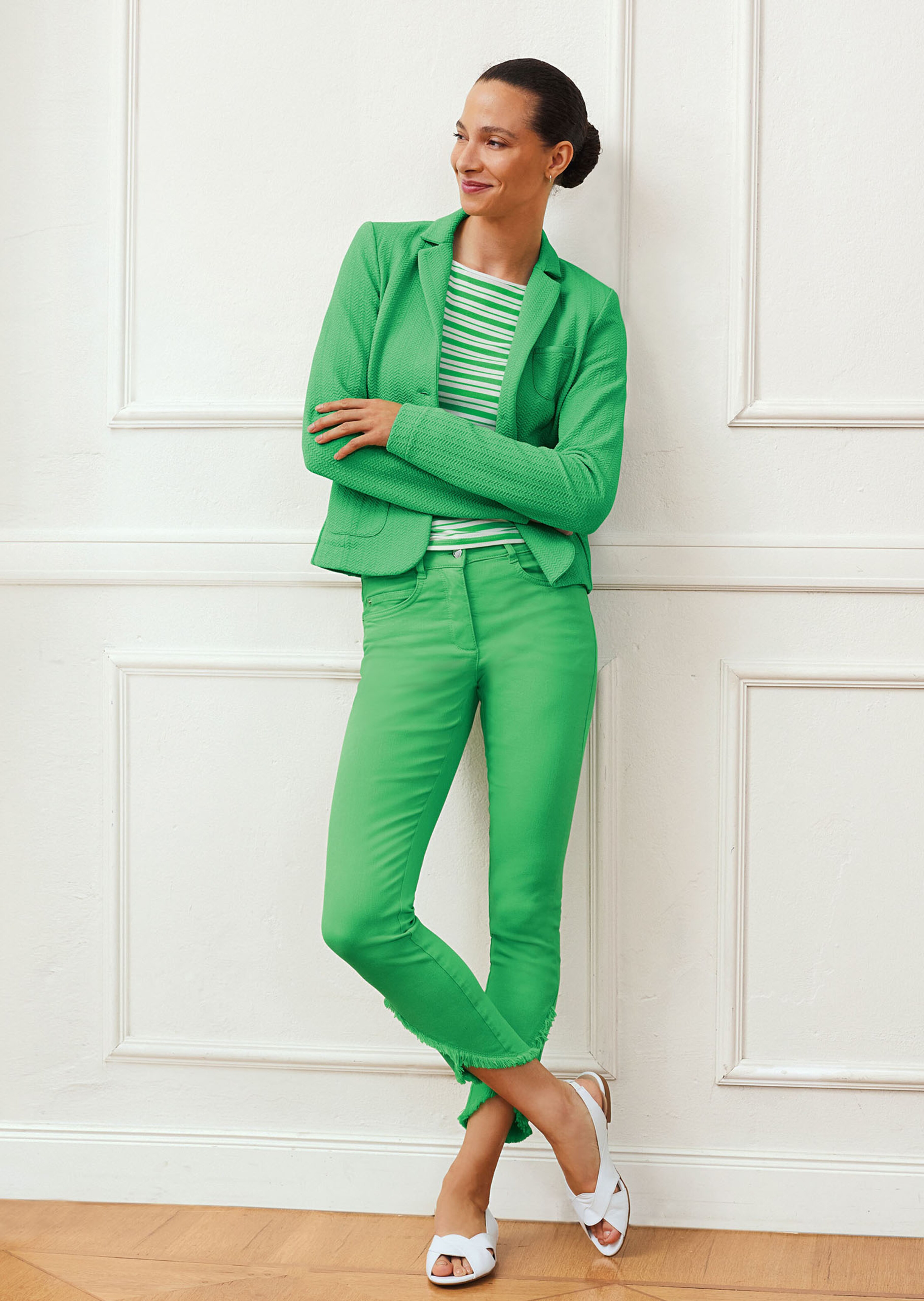 Korte jersey blazer met modieuze structuur