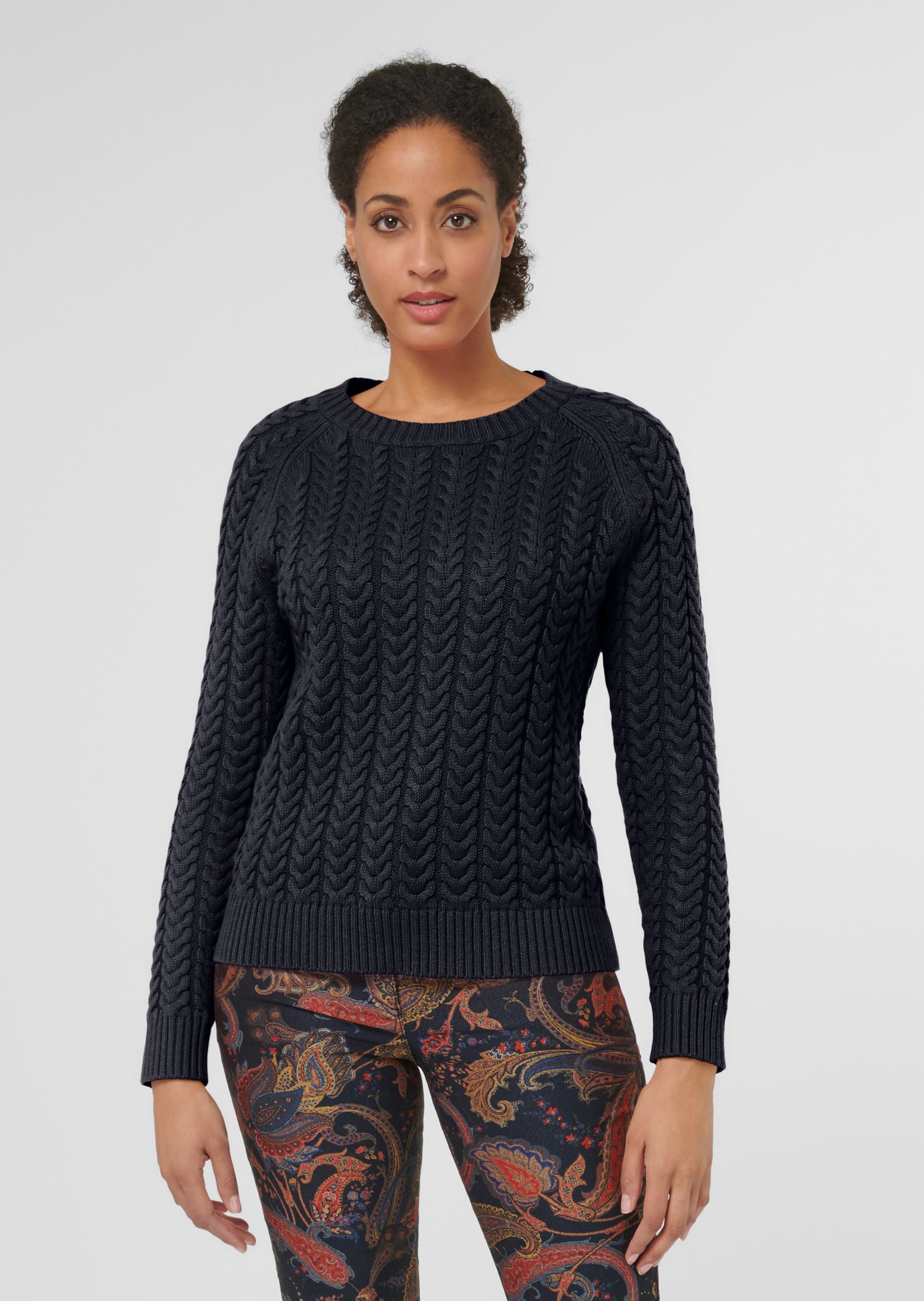 Knitted jumper with cable pattern